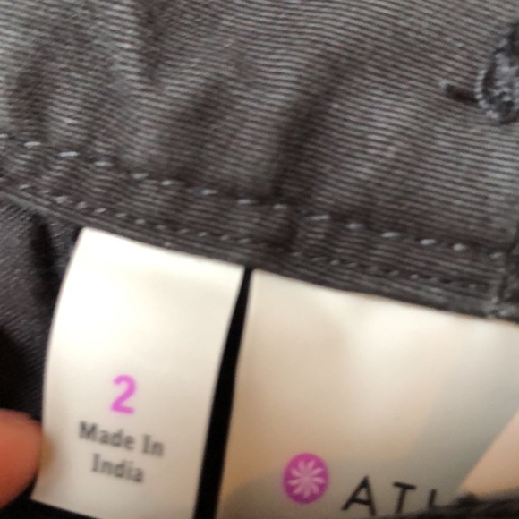 Athleta Kickit Cargo Bermuda shorts. In good condition! Size 2. - Picture 6 of 7